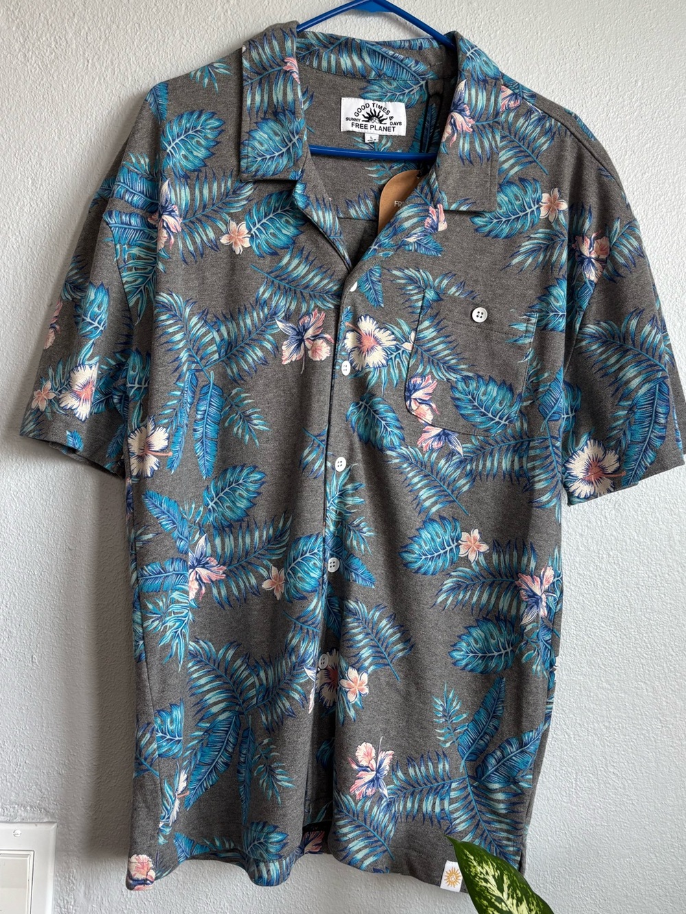 Free Planet Gray Short-Sleeve Button-Up Shirt with Blue Tropical Leaves SZ L
